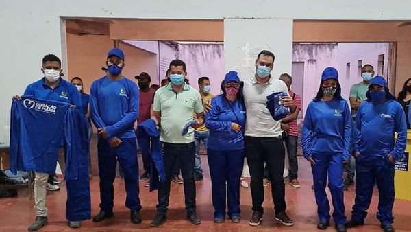 Entrega de Fardamento para os Servidores da Limpeza Pública.