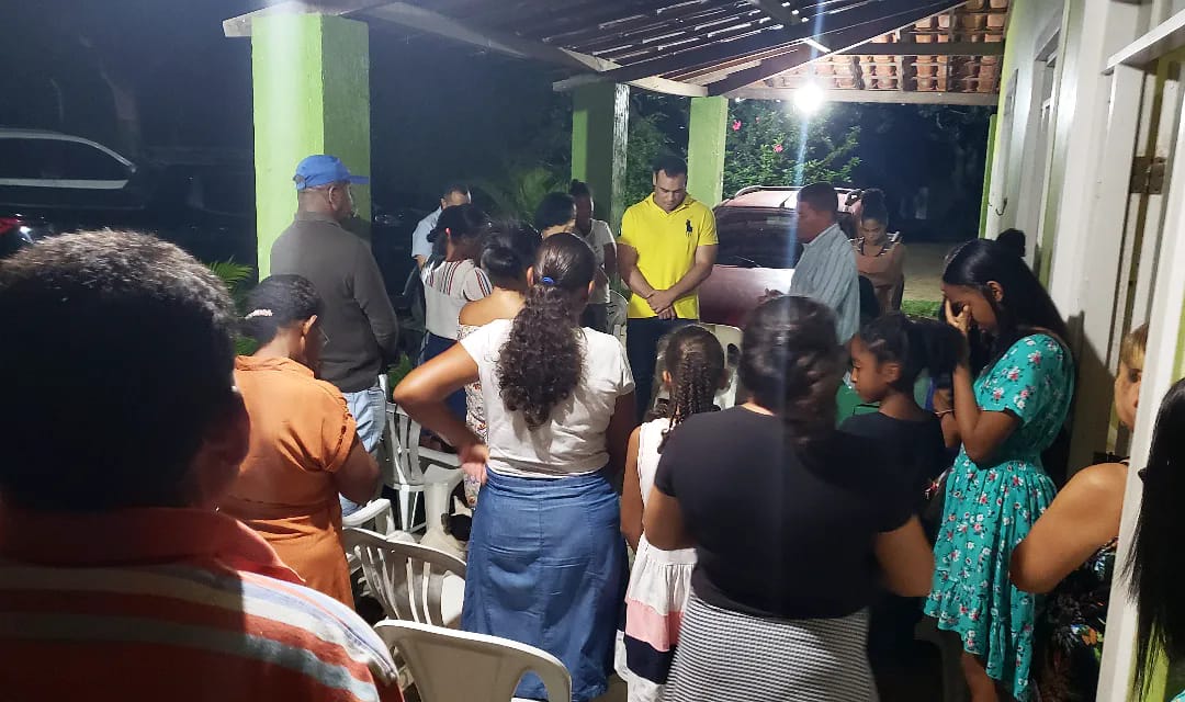 Visita do Prefeito Kley Lima à Comunidade do Comissário para um bate-papo com amigos religiosos.